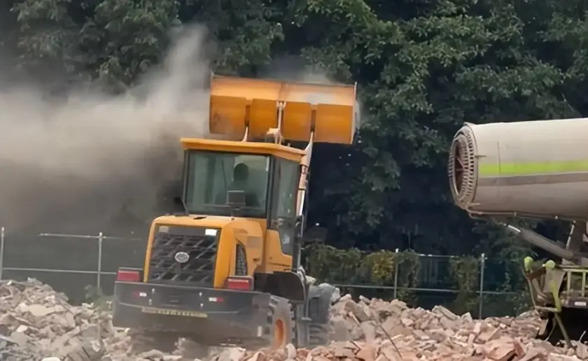 2026年第一個(gè)成語(yǔ)“揚(yáng)塵逼遷”，治理灰塵的霧炮車成沙塵暴制造機(jī)